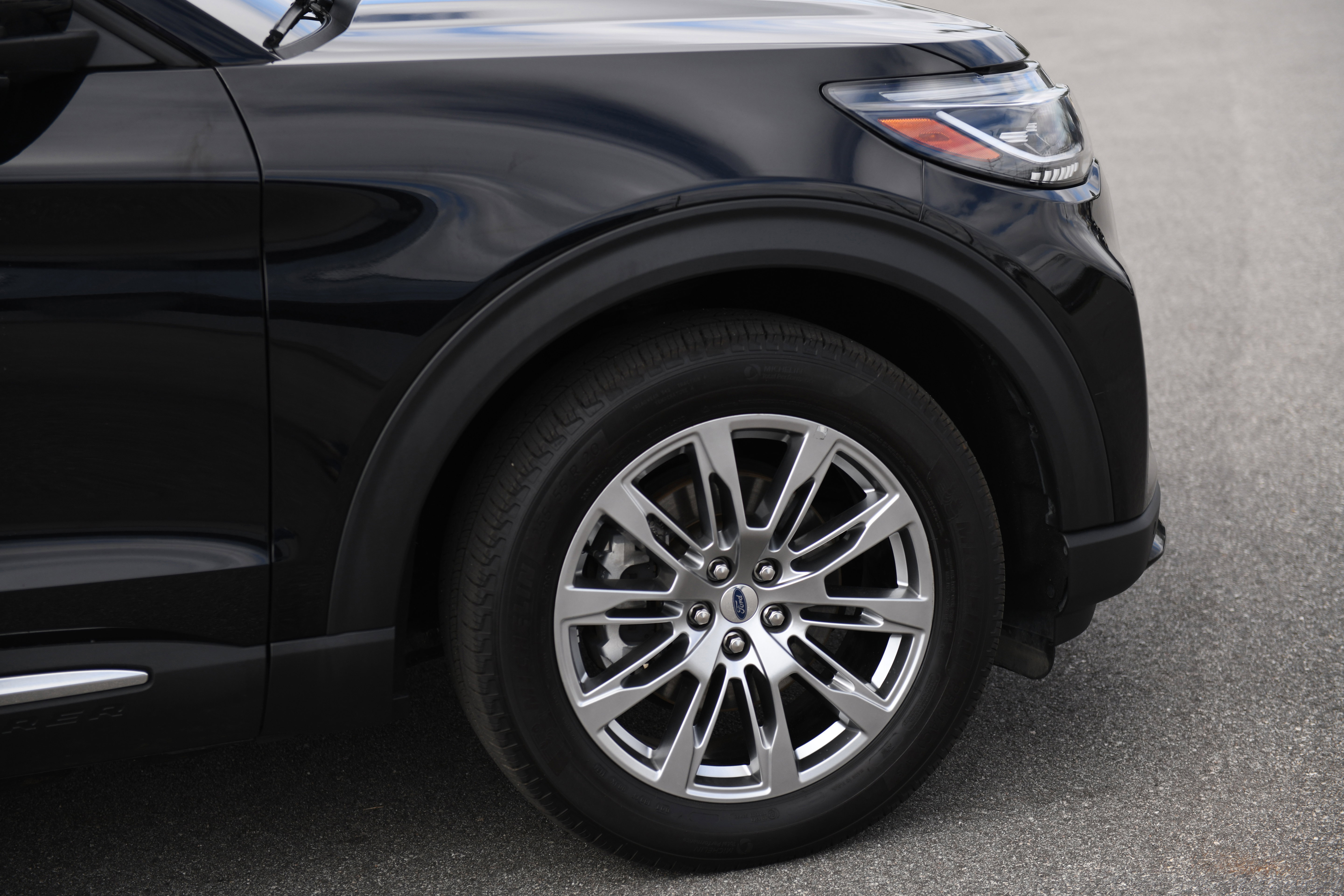 Used 2025 Ford Explorer Platinum image 3