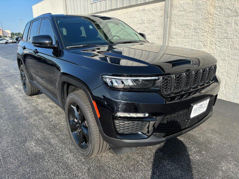 Used 2023 Jeep Grand Cherokee Limited w/ Black Appearance Package AWD/4WD image 2