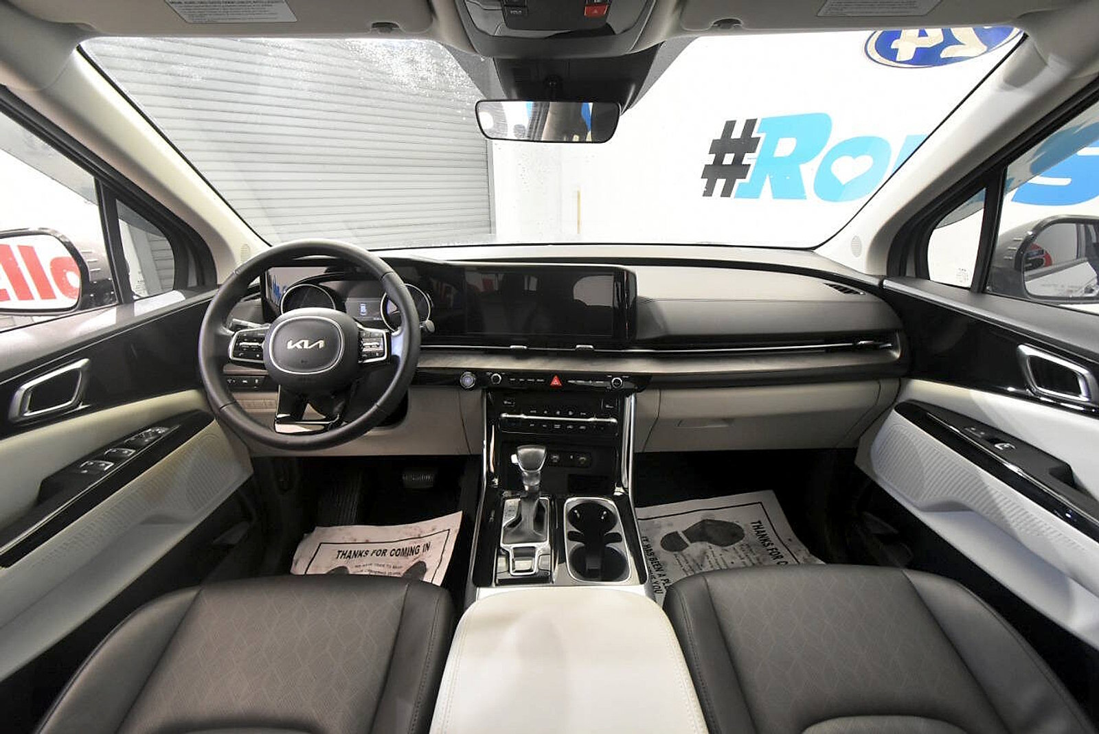 Used 2024 Kia Carnival EX FWD image 18