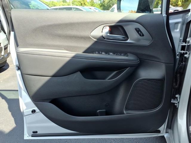 New 2026 Chrysler Pacifica Select image 12