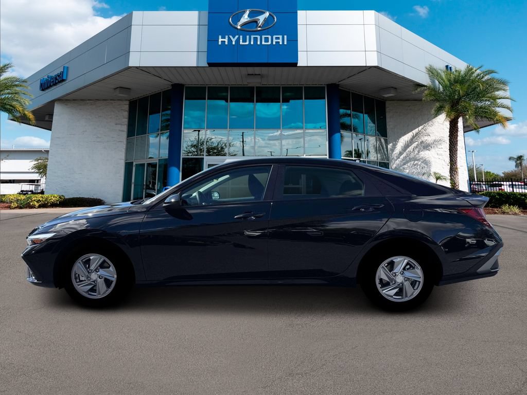 New 2026 Hyundai Elantra SE FWD image 3