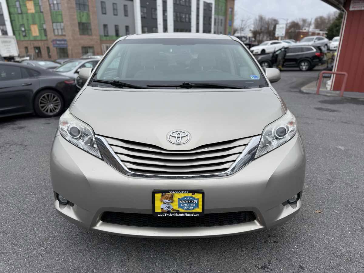 Used 2016 Toyota Sienna LE image 2