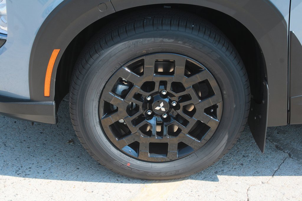 New 2025 Mitsubishi Outlander SE image 2