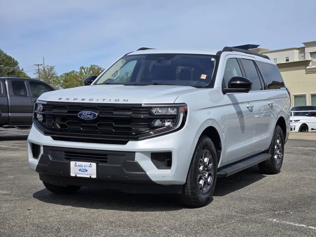Used 2025 Ford Expedition Max Active AWD/4WD image 3