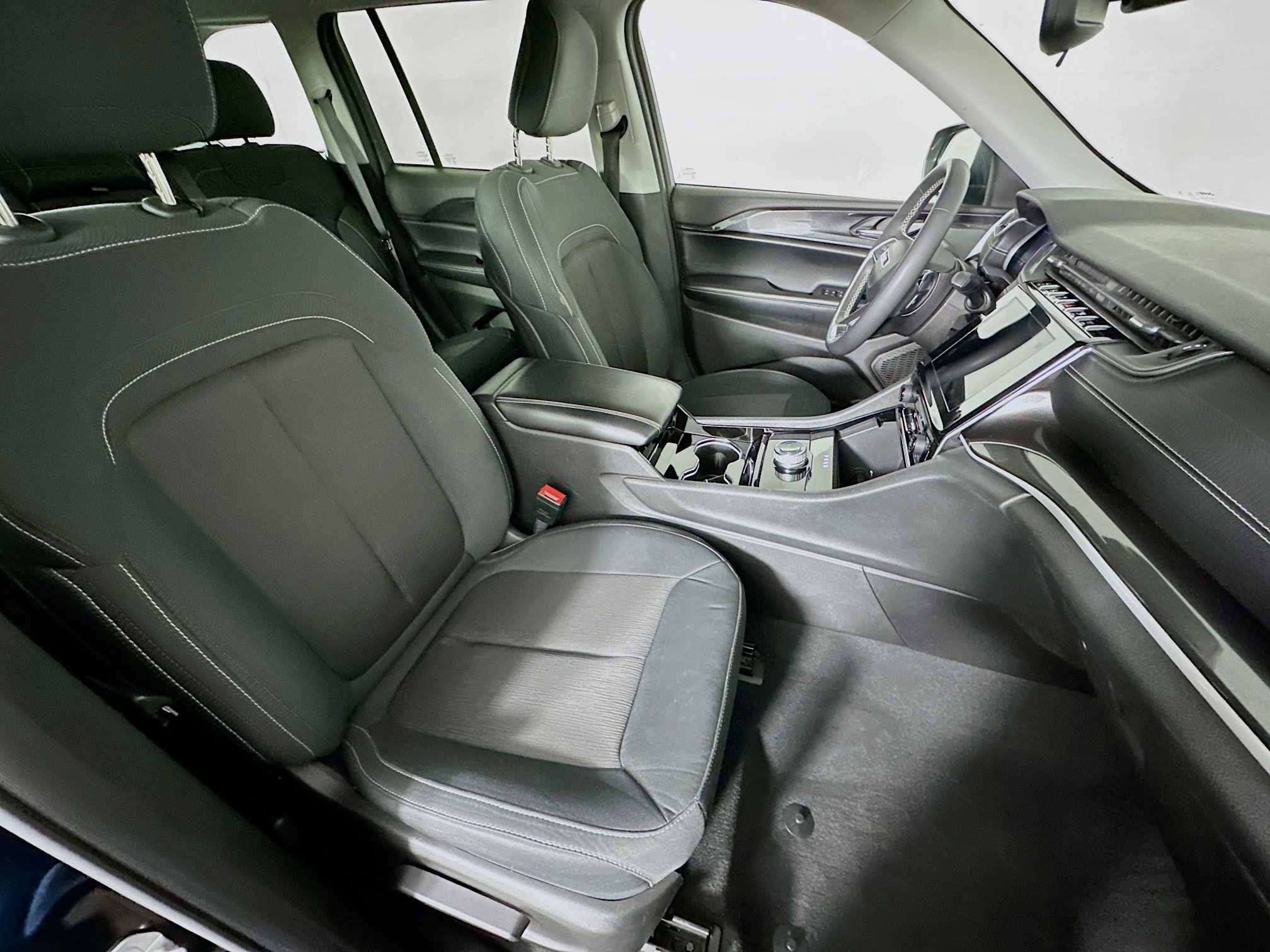 Used 2023 Jeep Grand Cherokee Laredo image 30