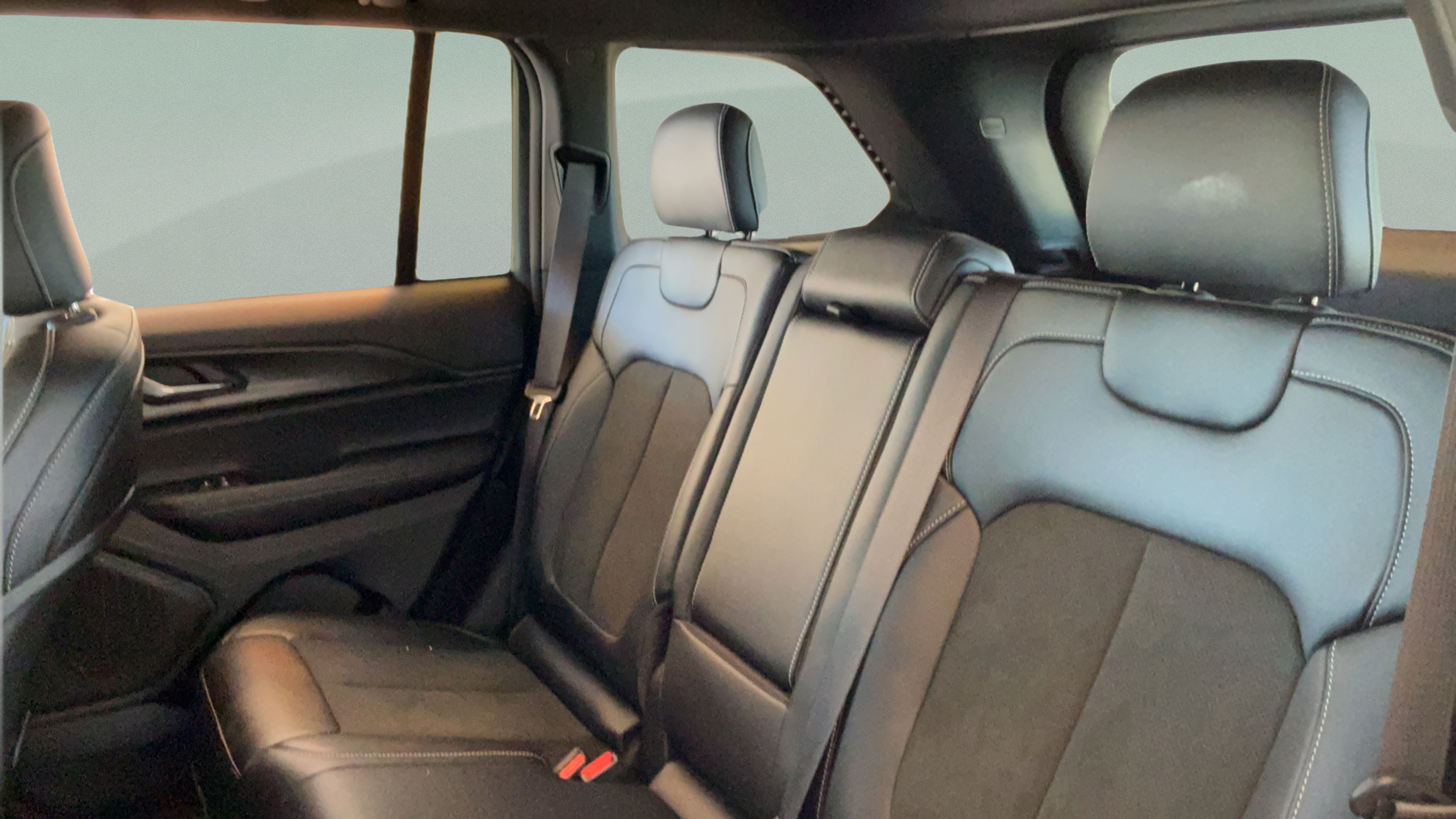 Used 2025 Jeep Grand Cherokee Altitude RWD image 29