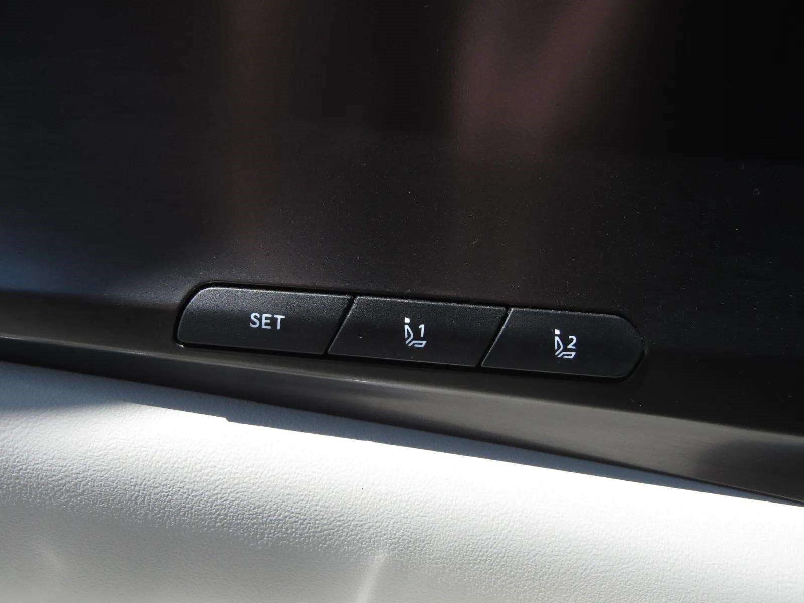 Used 2025 Kia Carnival SX w/ SX Dark Edition Package FWD image 25