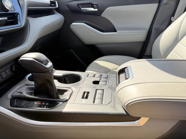 Used 2023 Toyota Highlander XLE AWD/4WD image 19