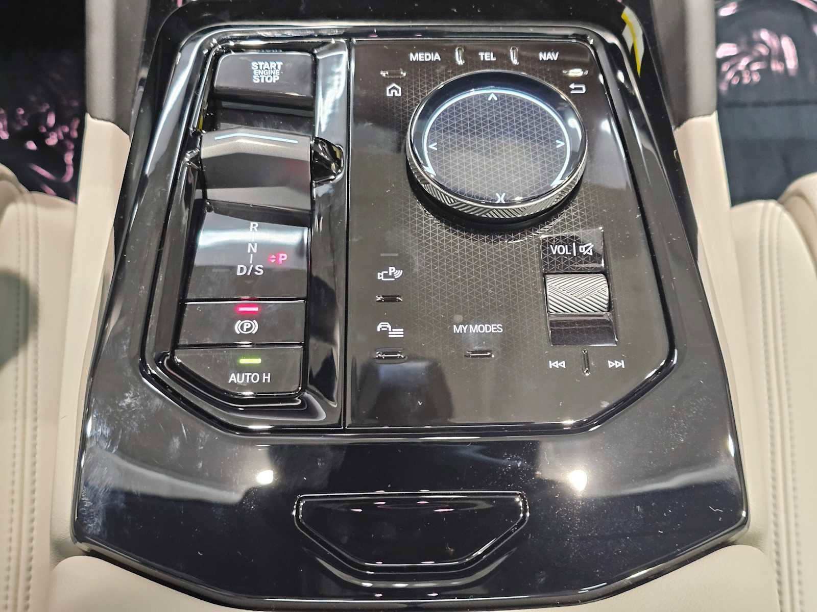 New 2026 BMW 550e xDrive w/ Premium Package image 18