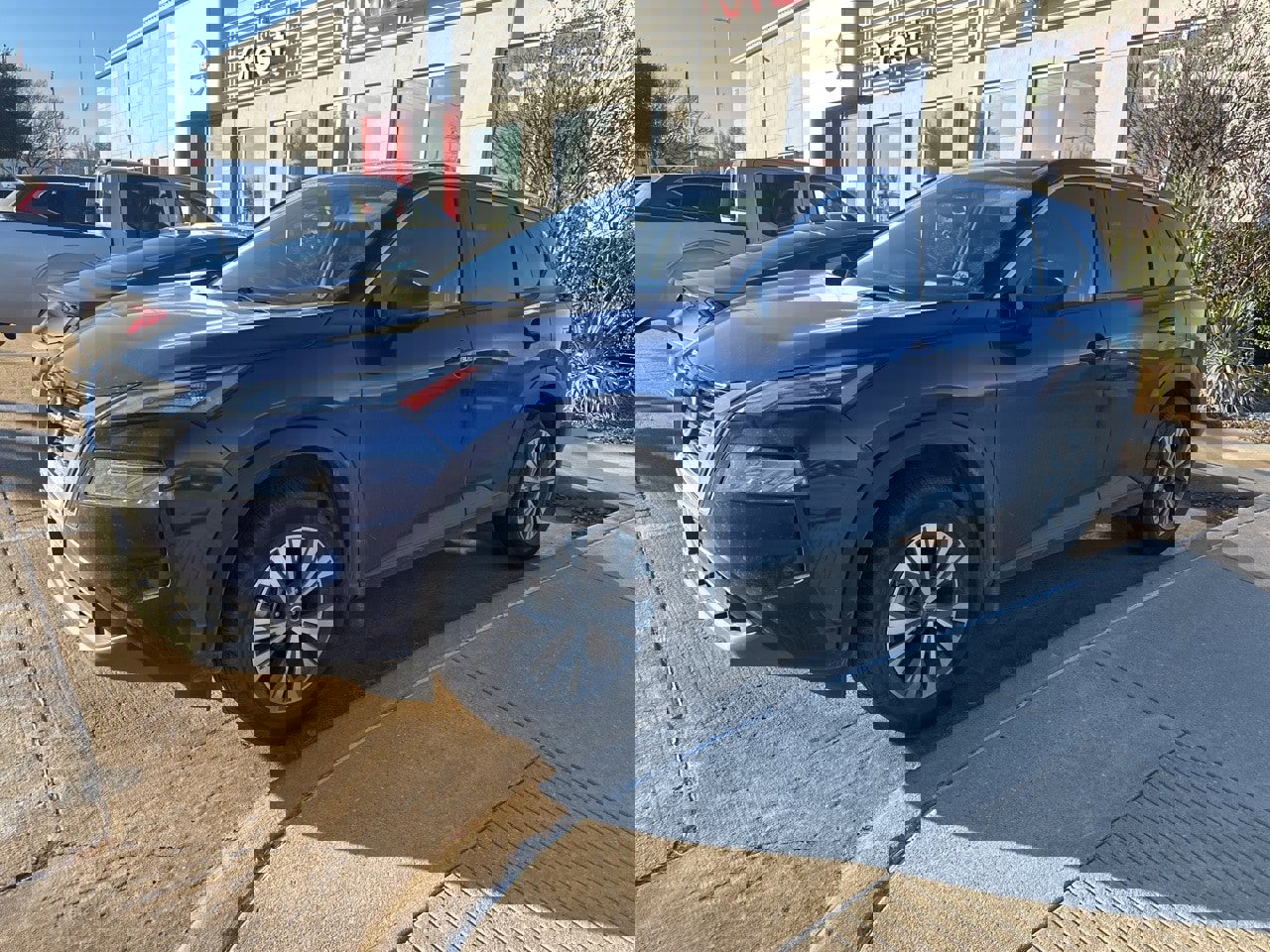 Used 2021 Nissan Rogue SV image 2