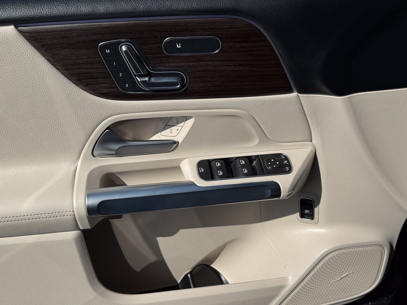 New 2026 Mercedes-Benz GLB 250 4MATIC image 9