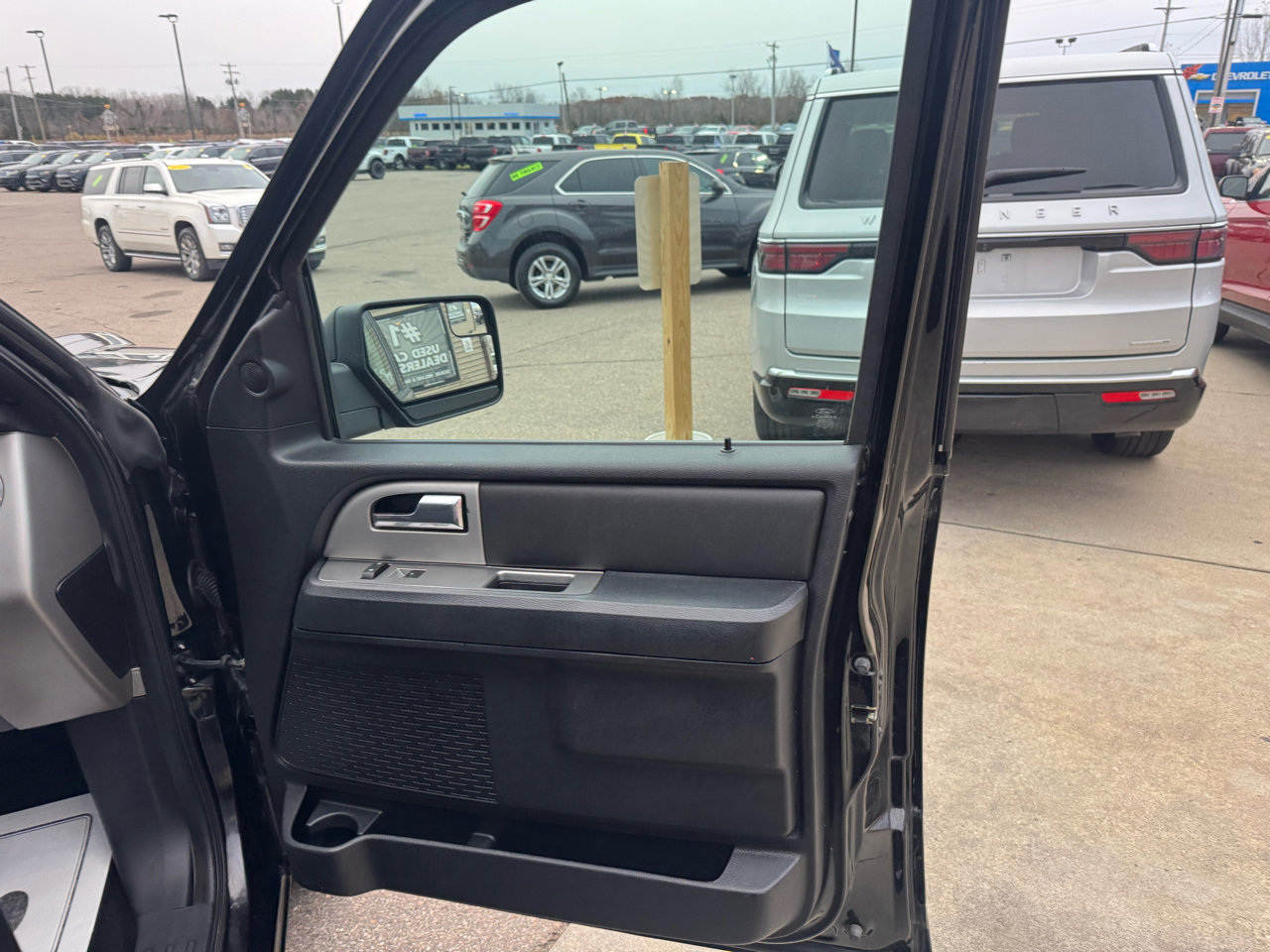 Used 2017 Ford Expedition XLT image 16