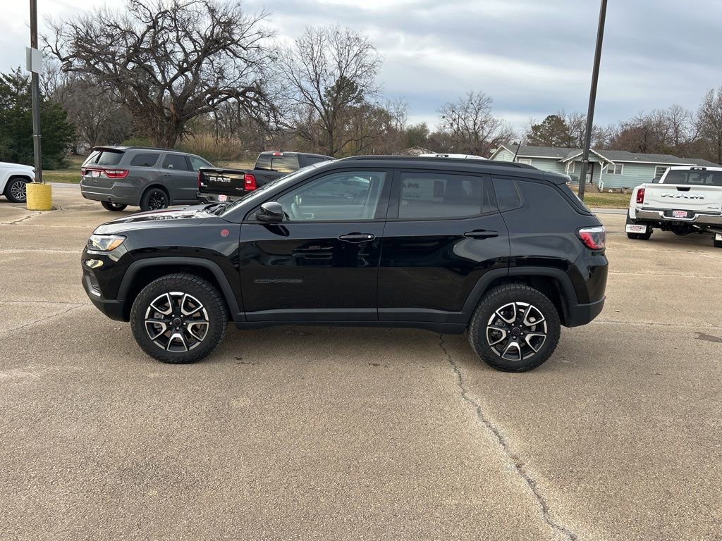 Used 2025 Jeep Compass Trailhawk image 2