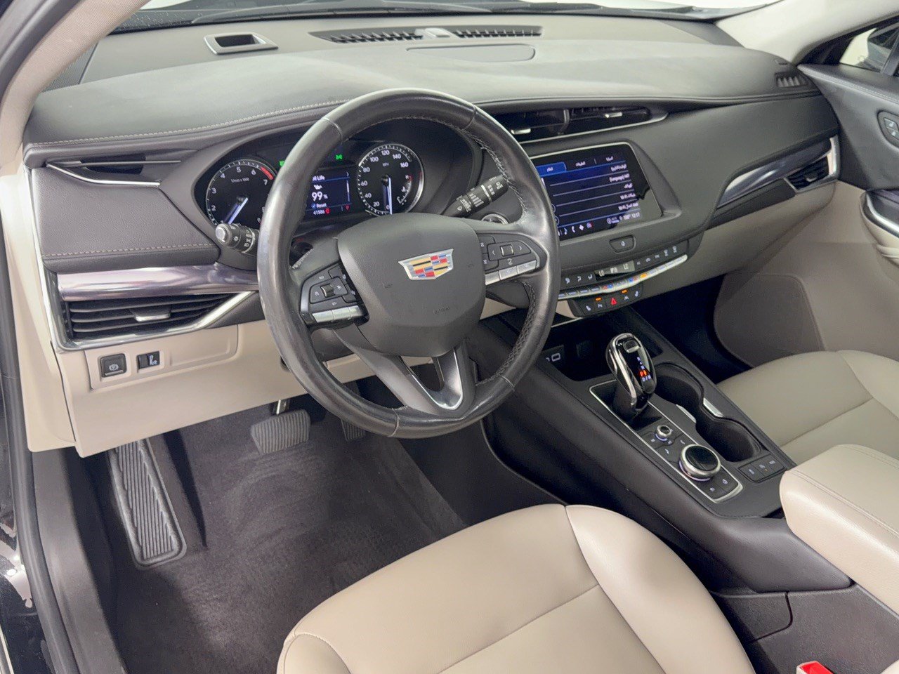 Used 2022 Cadillac XT4 Luxury w/ Cold Weather Package FWD image 4