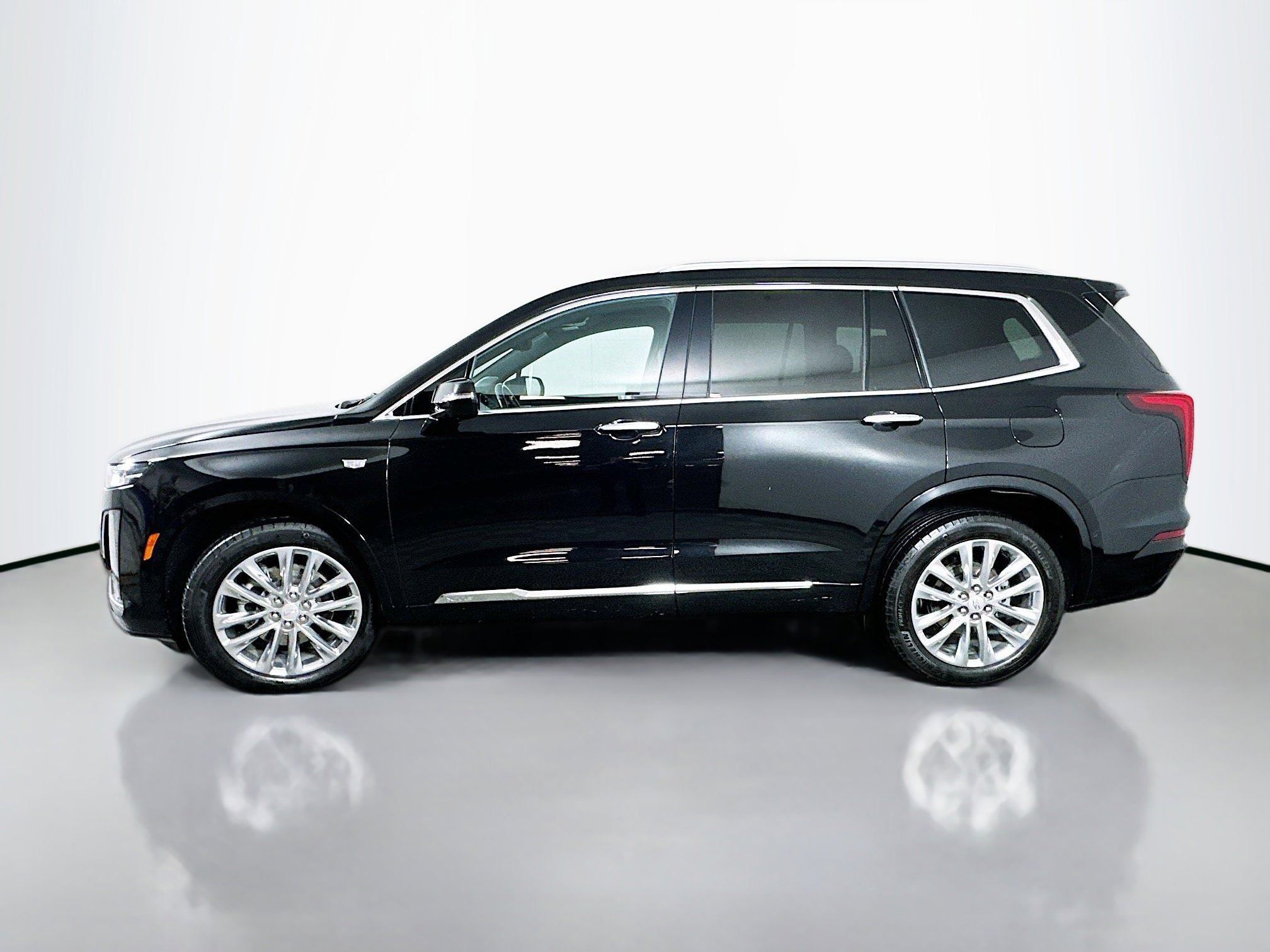 Used 2022 Cadillac XT6 Premium Luxury w/ Technology Package image 4