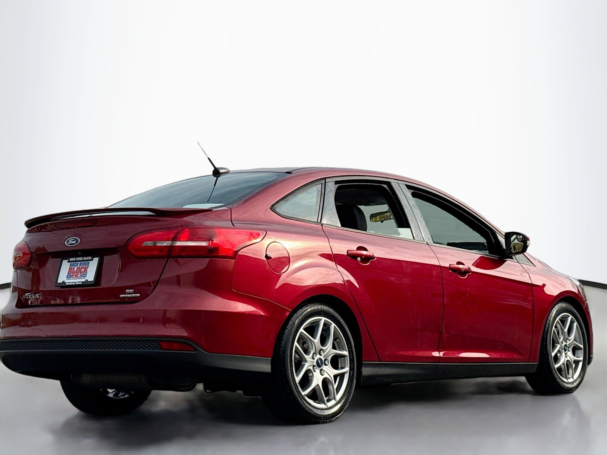 Used 2015 Ford Focus SE w/ Equipment Group 201A image 2