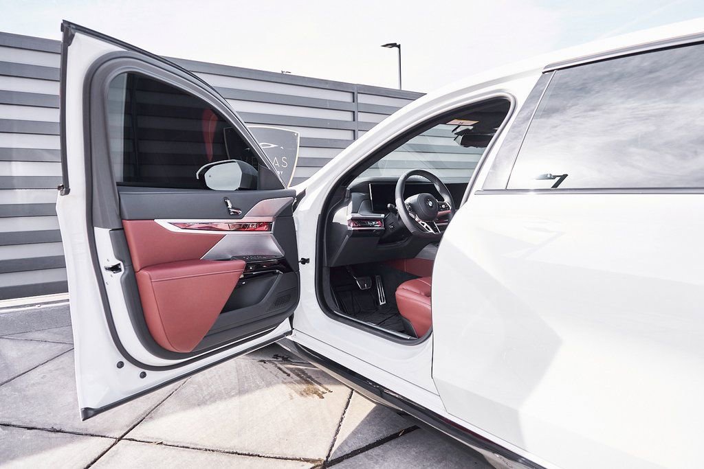 Used 2025 BMW 760i xDrive w/ Premium Package image 31