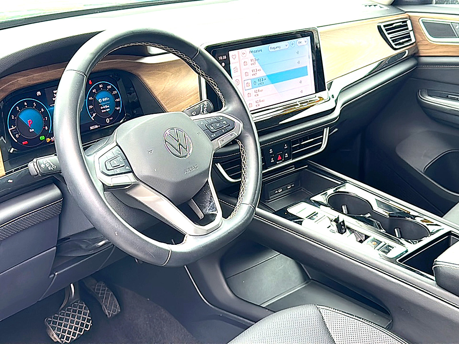 Used 2025 Volkswagen Atlas SE FWD image 12