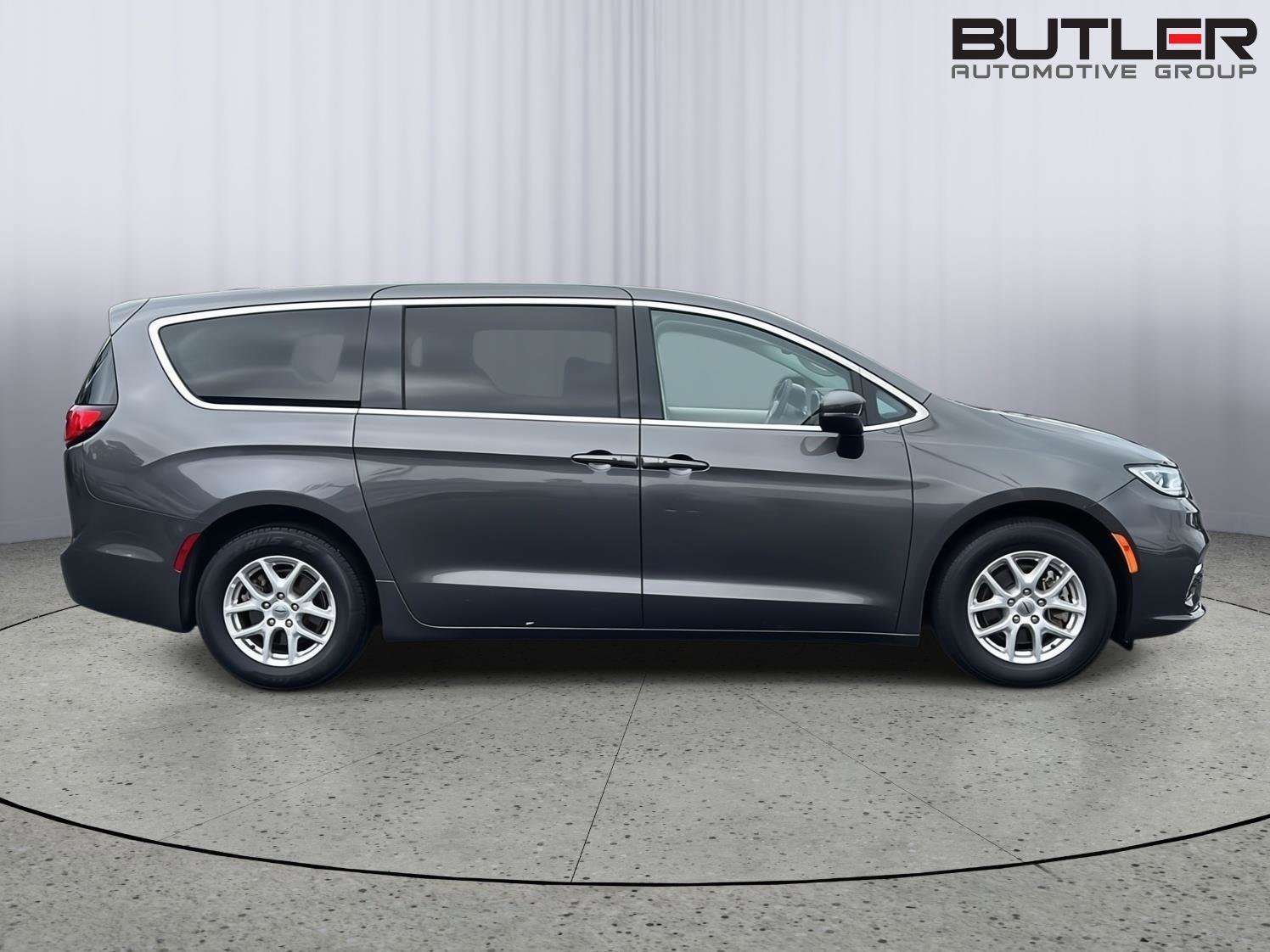 Used 2023 Chrysler Pacifica Touring-L FWD image 6