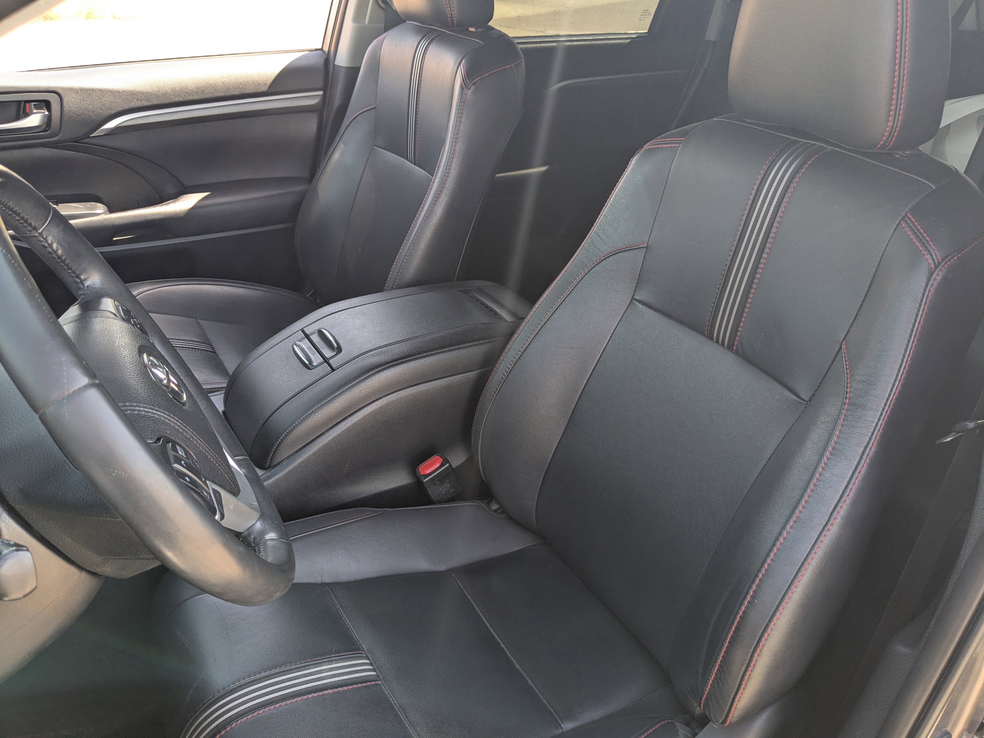 Used 2019 Toyota Highlander SE FWD image 16