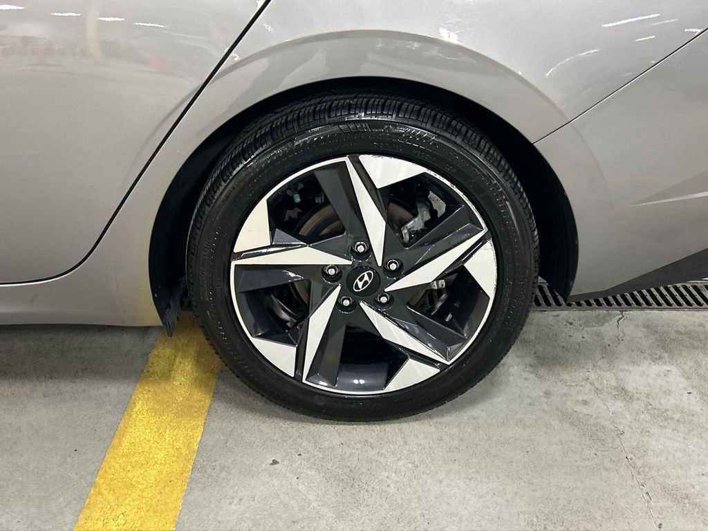 Used 2021 Hyundai Elantra Limited image 11
