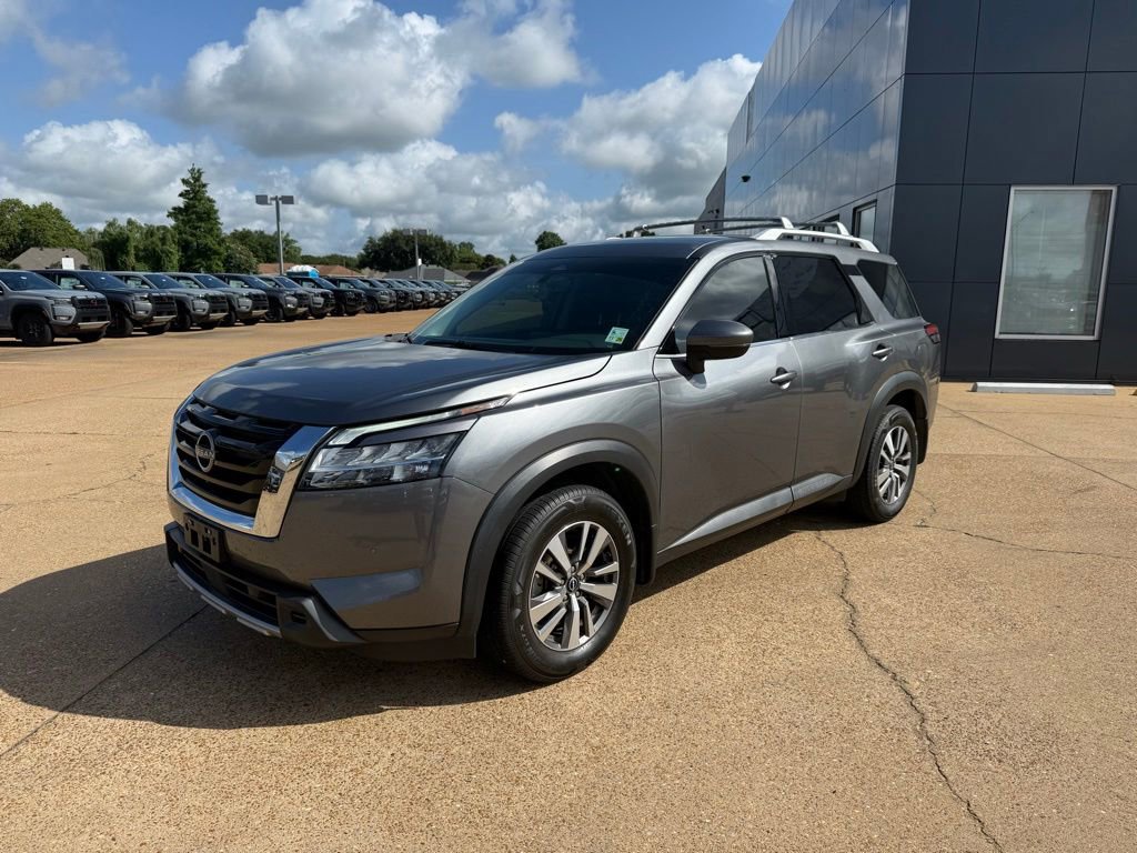 Used 2023 Nissan Pathfinder SL FWD image 1