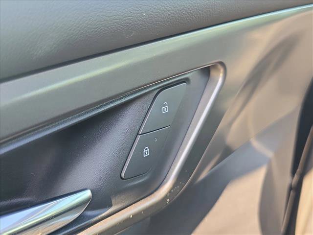 Used 2025 Chevrolet Traverse LT w/ Driver Confidence Package image 7