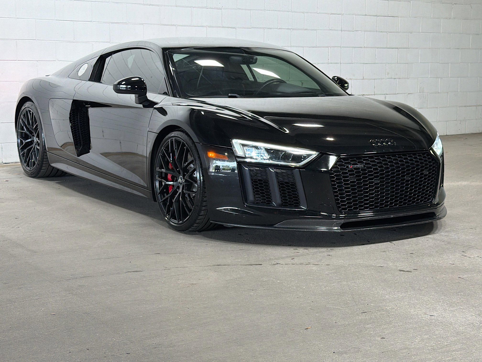 Used 2018 Audi R8 V10 w/ Premium Package RWD image 6