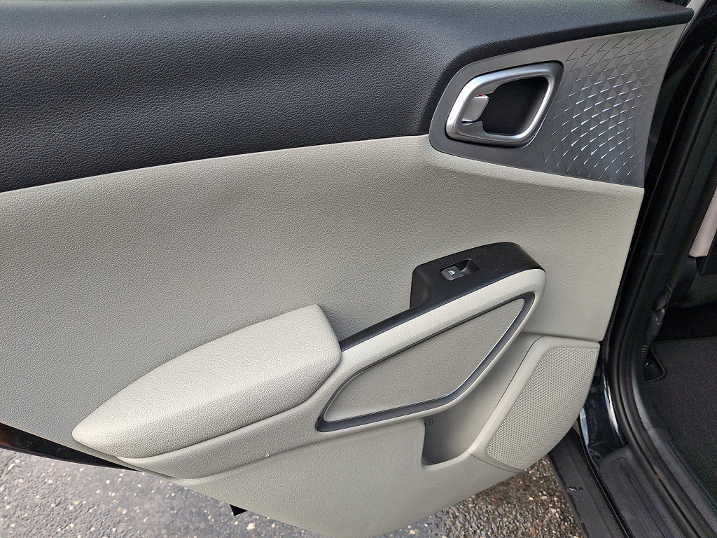 Used 2025 Kia Soul LX w/ LX Technology Package FWD image 21