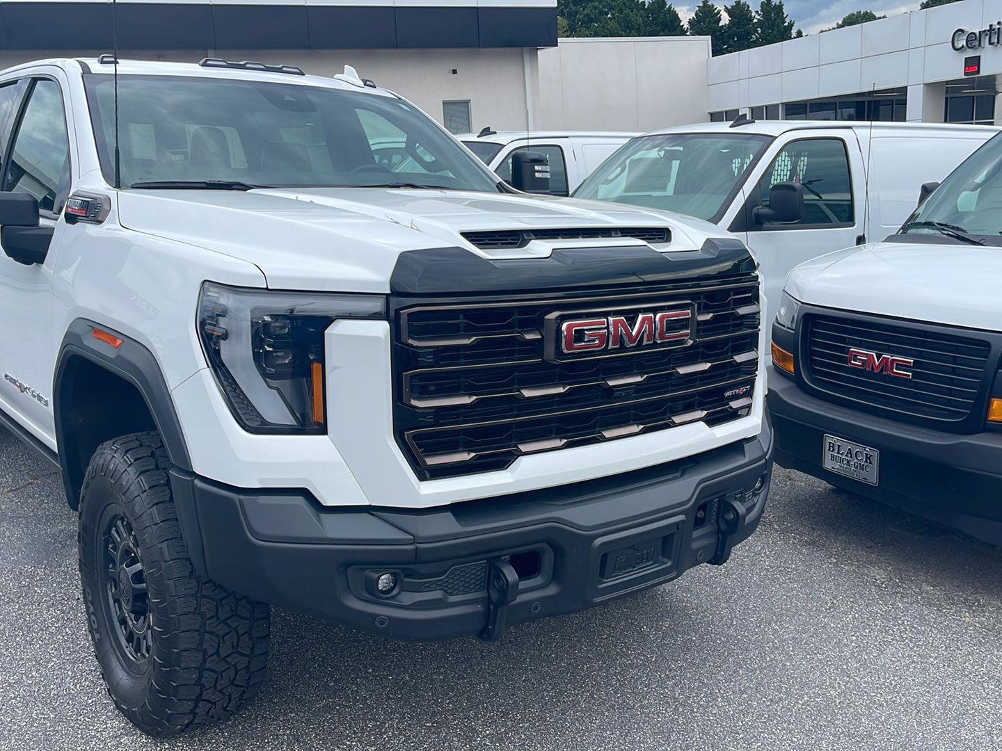 Used 2024 GMC Sierra 2500 AT4X w/ AT4X AEV Edition AWD/4WD image 2