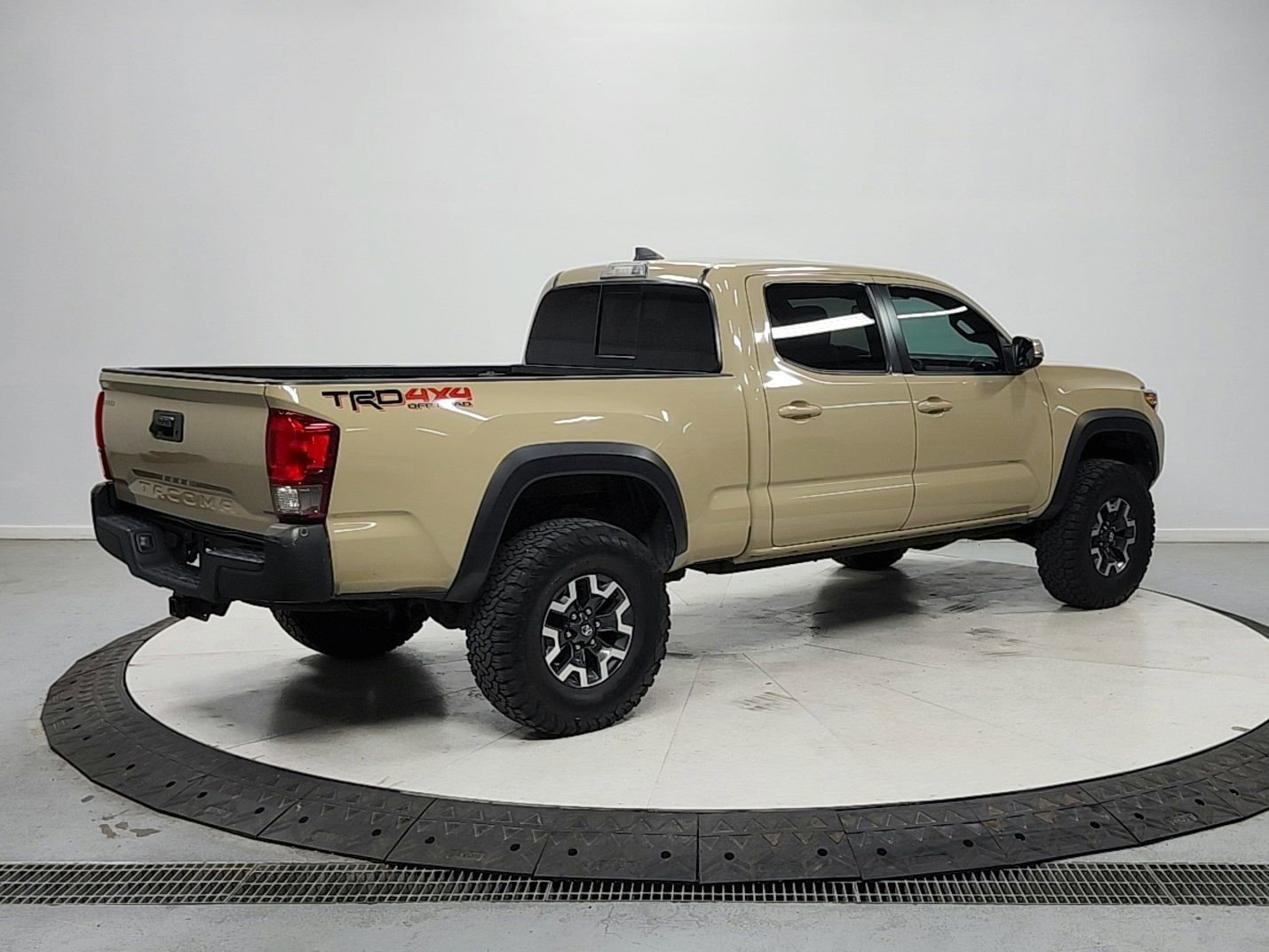 Used 2017 Toyota Tacoma TRD Off-Road AWD/4WD image 7