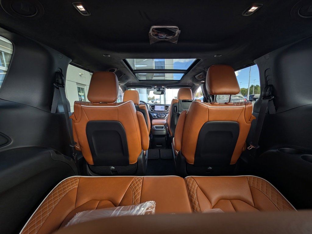 New 2026 Chrysler Pacifica Pinnacle image 19