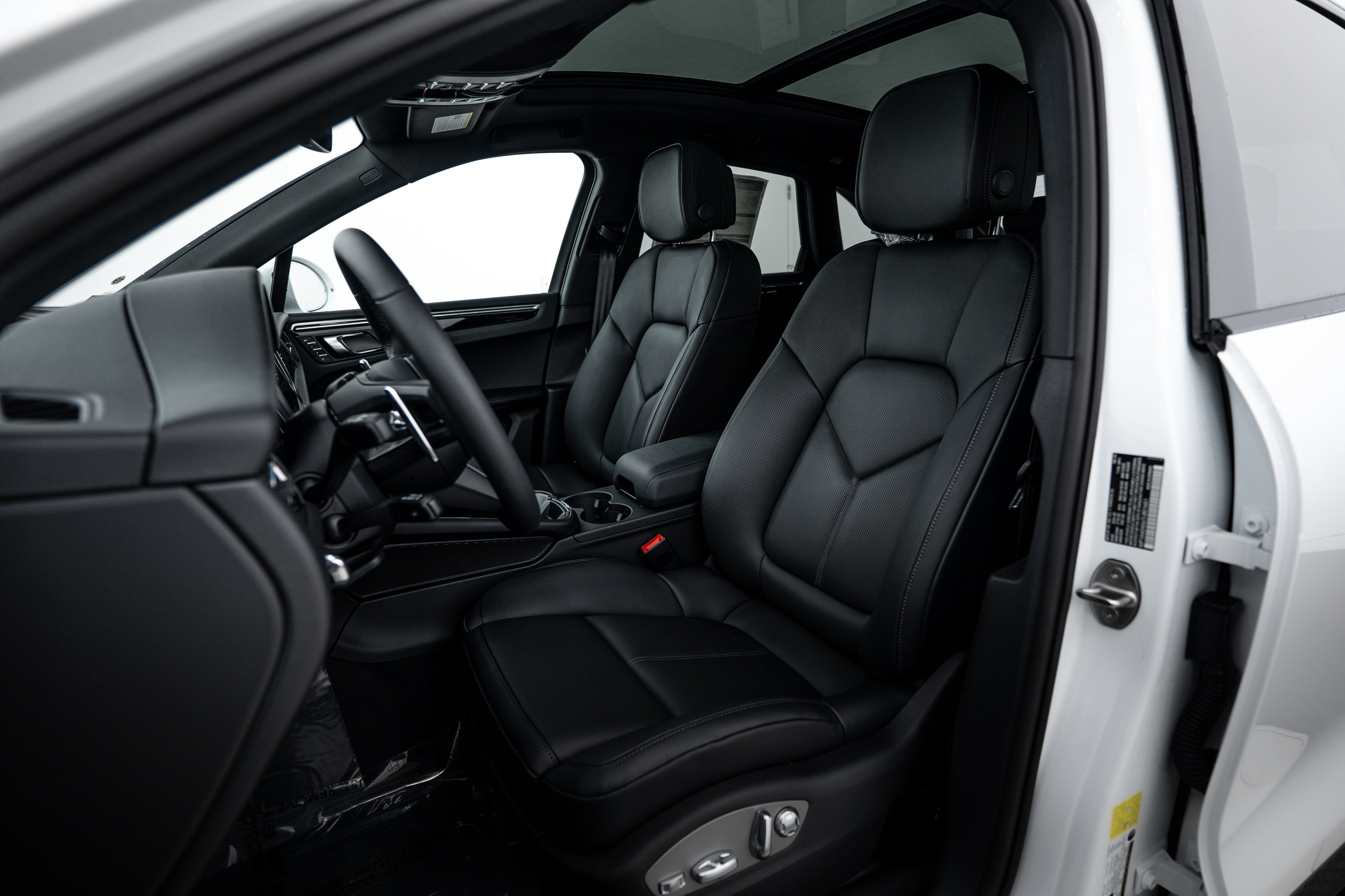Certified 2026 Porsche Macan AWD/4WD image 5
