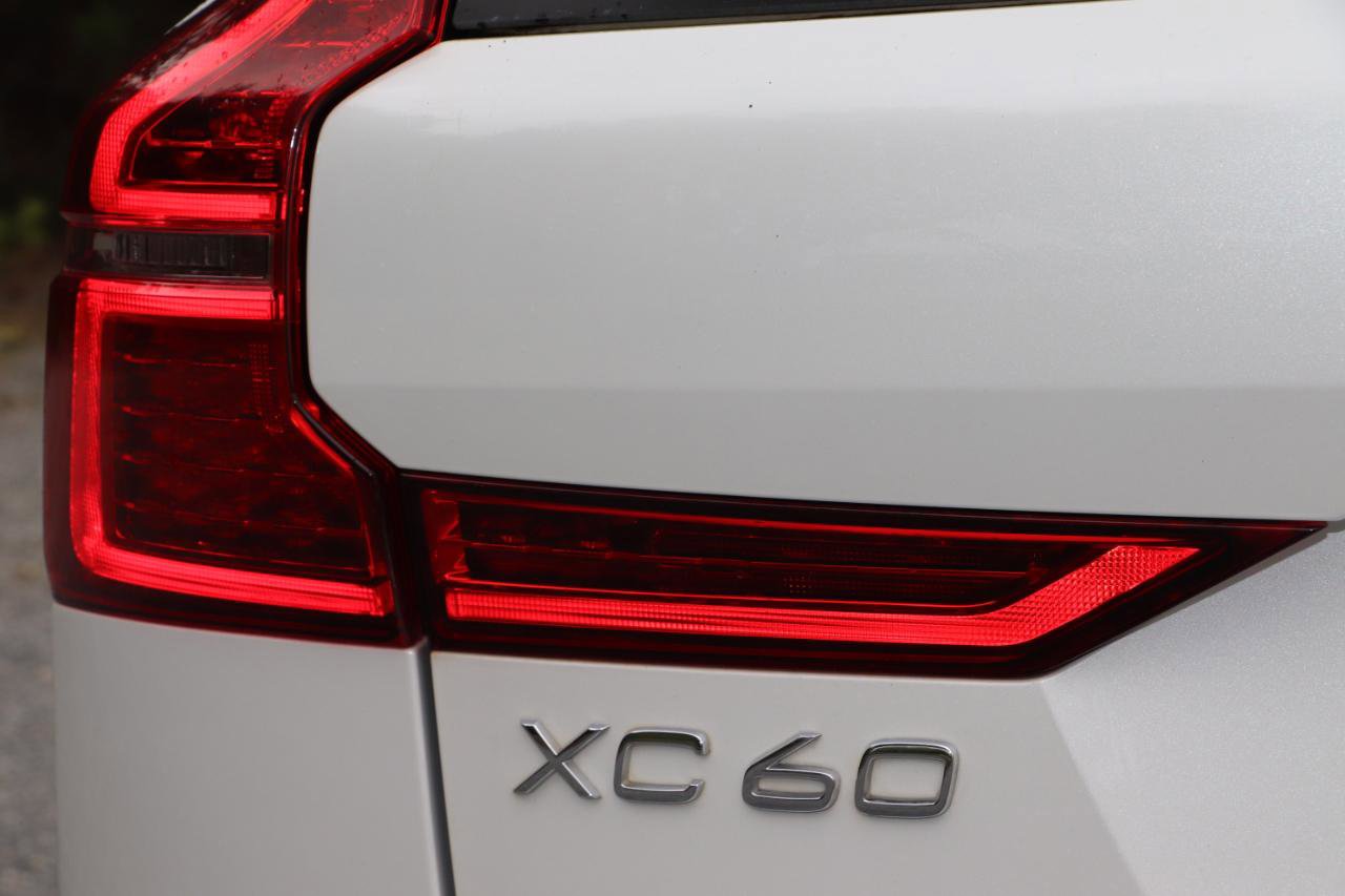 Used 2018 Volvo XC60 T8 R-Design w/ Convenience Package image 5