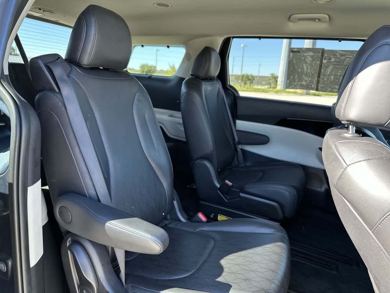Used 2024 Kia Carnival EX FWD image 20