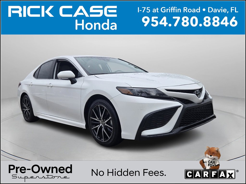 Used 2024 Toyota Camry SE image 1