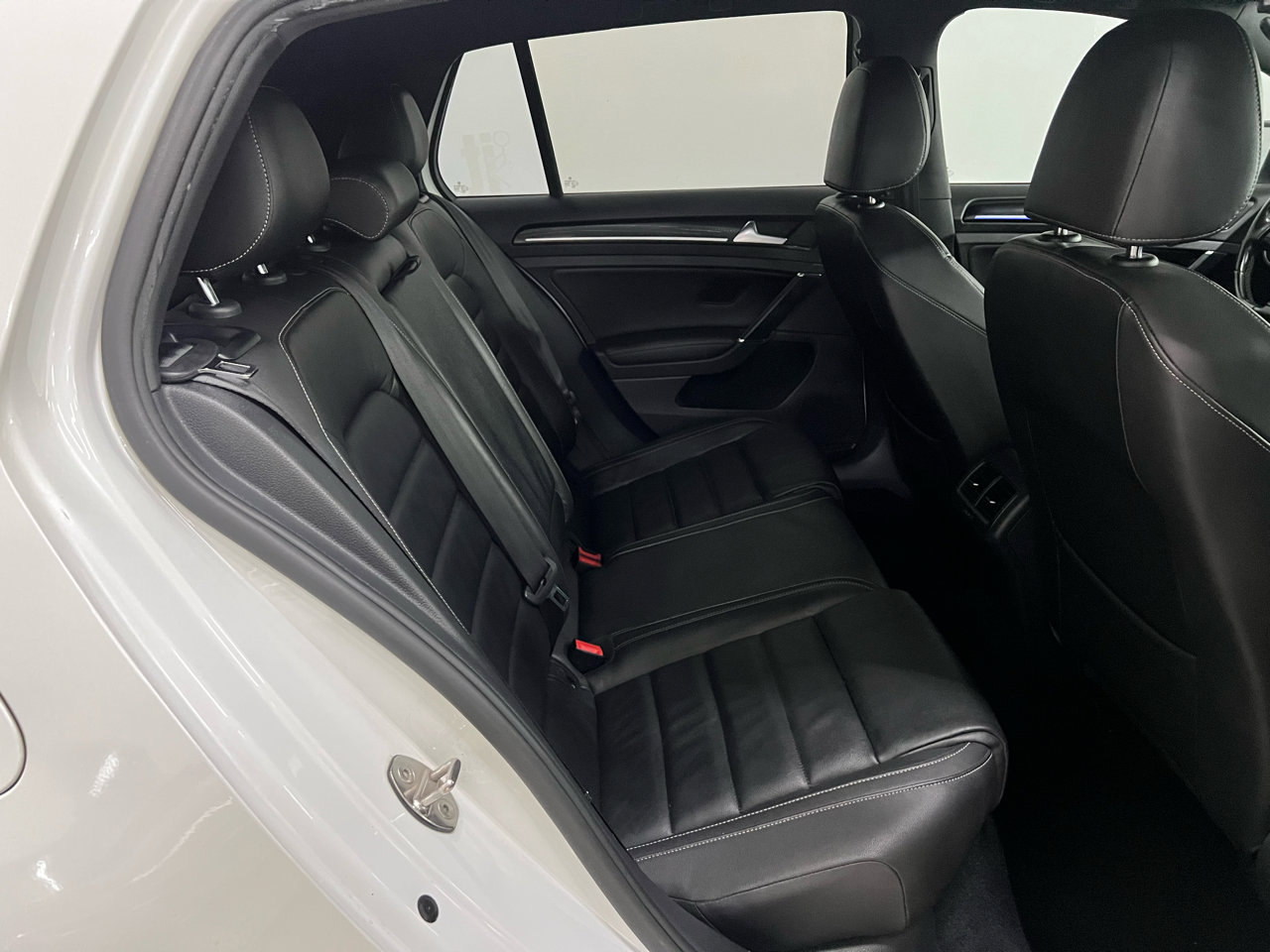 Used 2017 Volkswagen Golf R 4-Door image 14