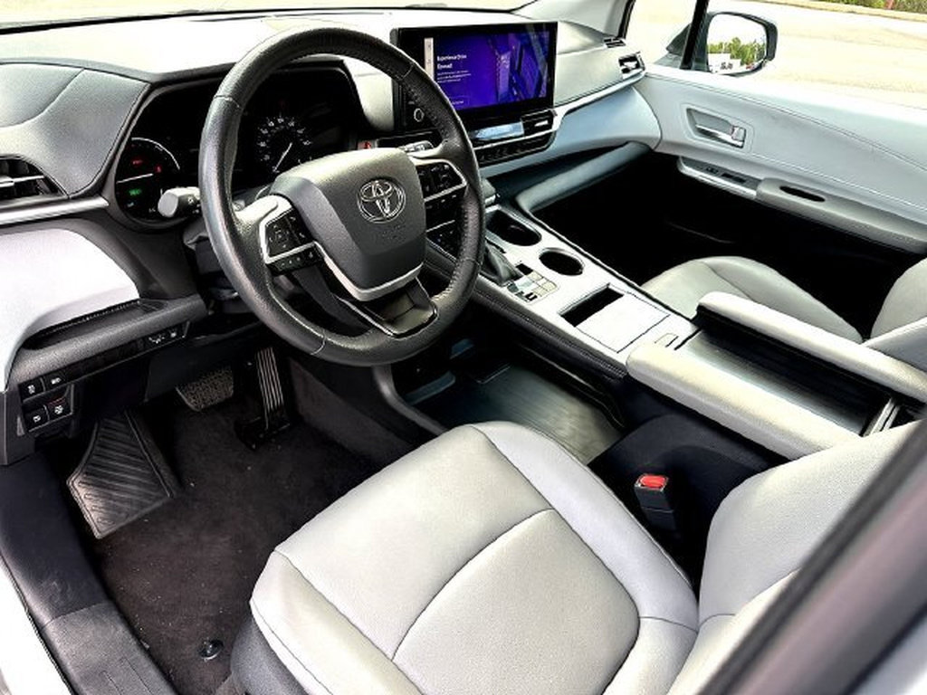 Certified 2025 Toyota Sienna XLE FWD image 13