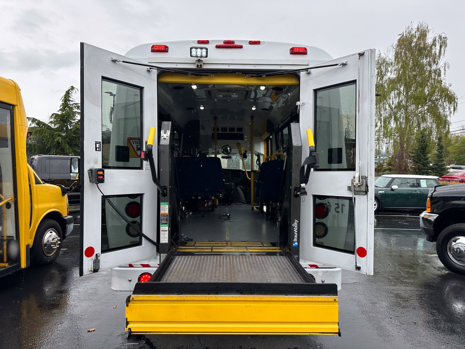 Used 2014 Chevrolet Express 3500 RWD image 2