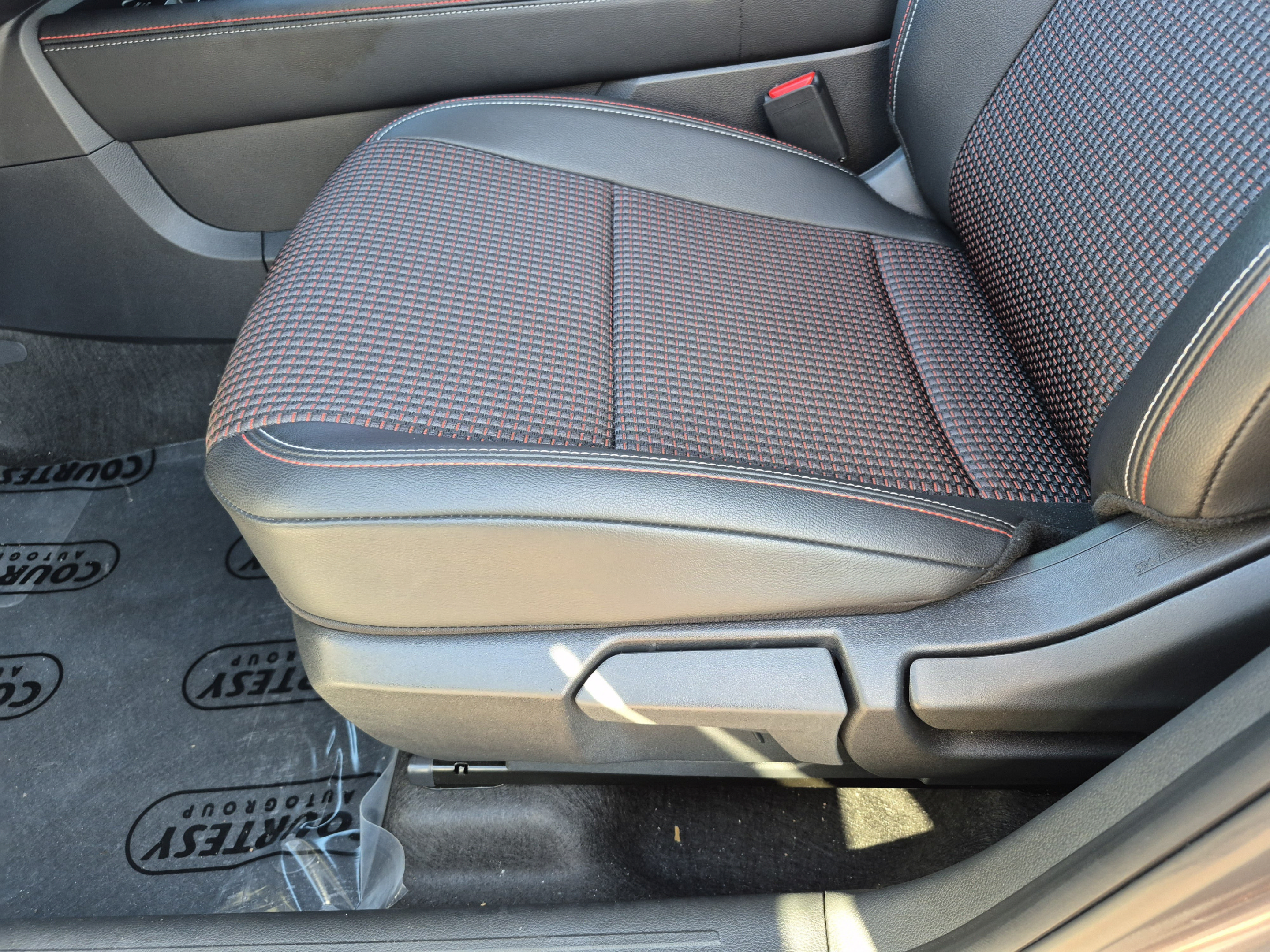 Certified 2025 Nissan Kicks SR FWD image 23