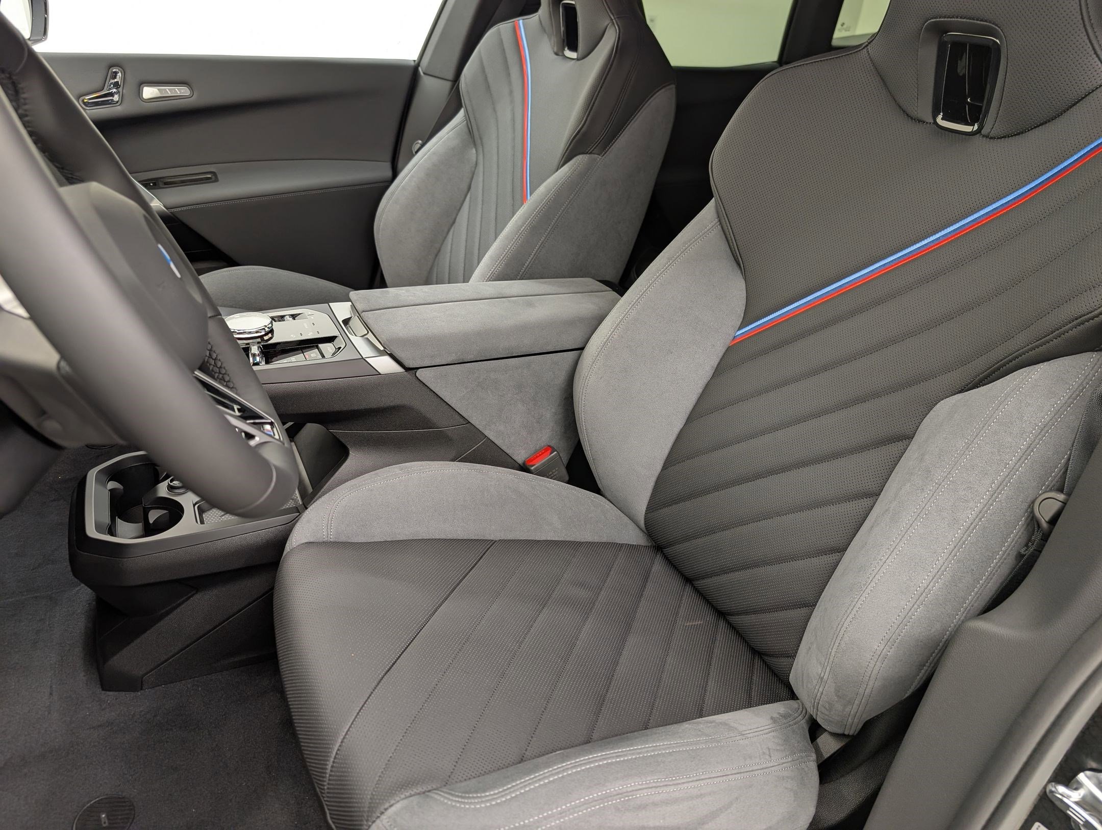 New 2026 BMW iX xDrive60 w/ M Sport Package image 5