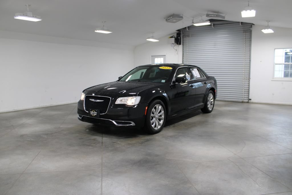 Used 2023 Chrysler 300 Touring AWD/4WD image 4