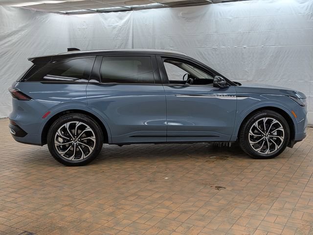 Used 2025 Lincoln Nautilus Reserve image 10