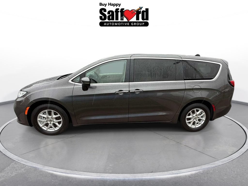 Used 2023 Chrysler Pacifica Touring-L FWD image 4