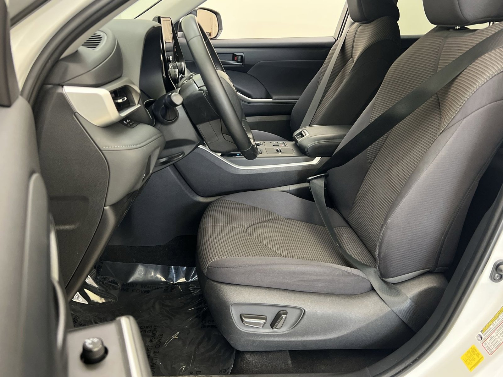 Used 2023 Toyota Highlander LE image 11