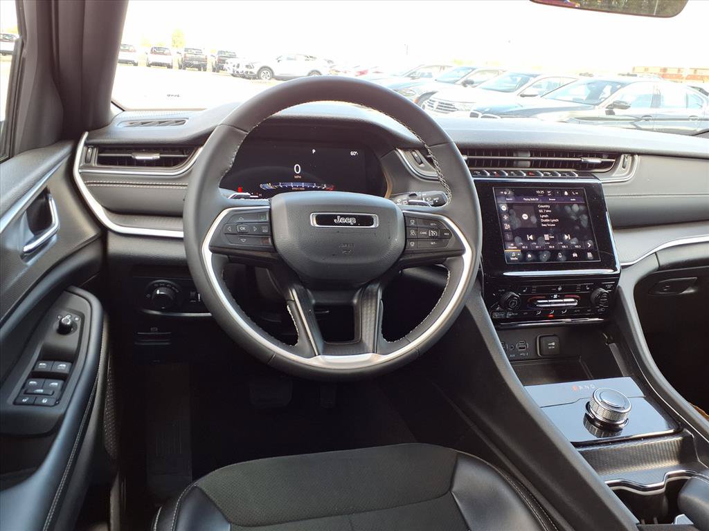 Used 2025 Jeep Grand Cherokee Altitude AWD/4WD image 6