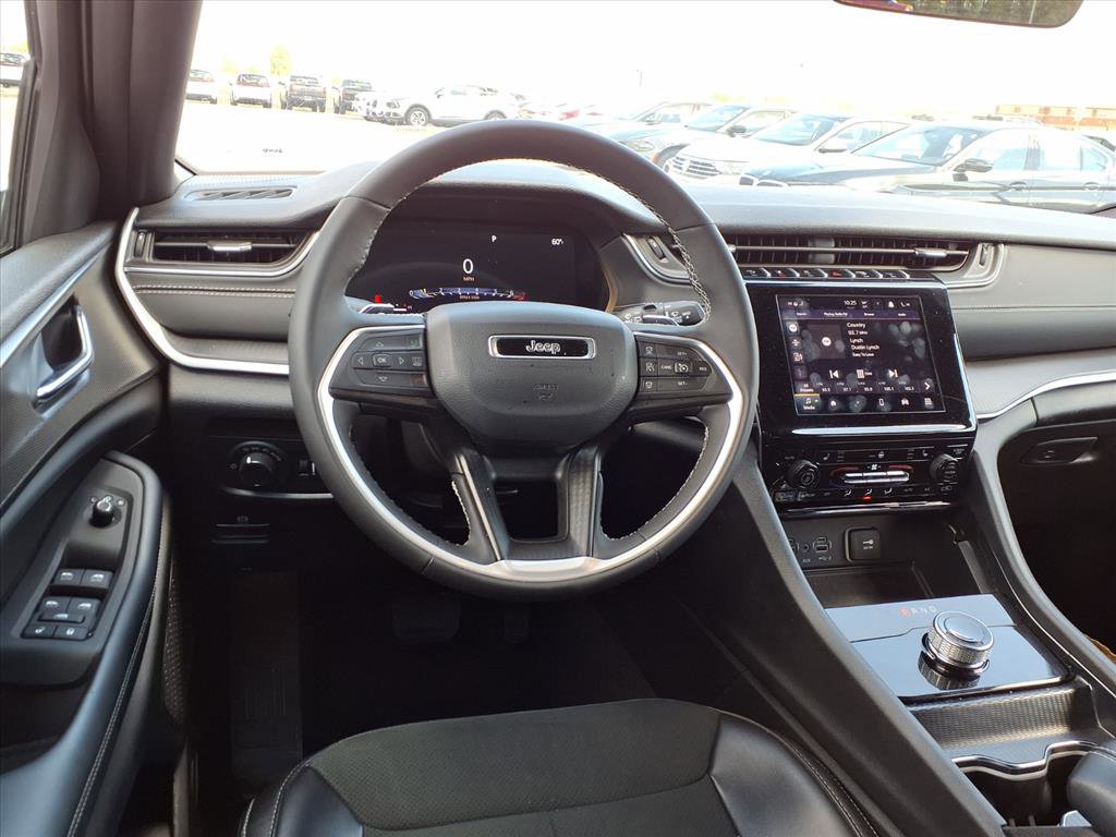 Used 2025 Jeep Grand Cherokee Altitude AWD/4WD image 6