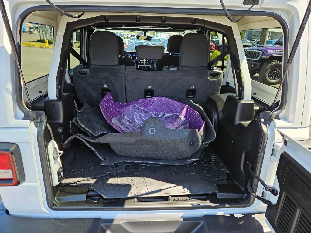 Used 2021 Jeep Wrangler Unlimited Sahara w/ Uconnect 4C Nav & Sound Group AWD/4WD image 11