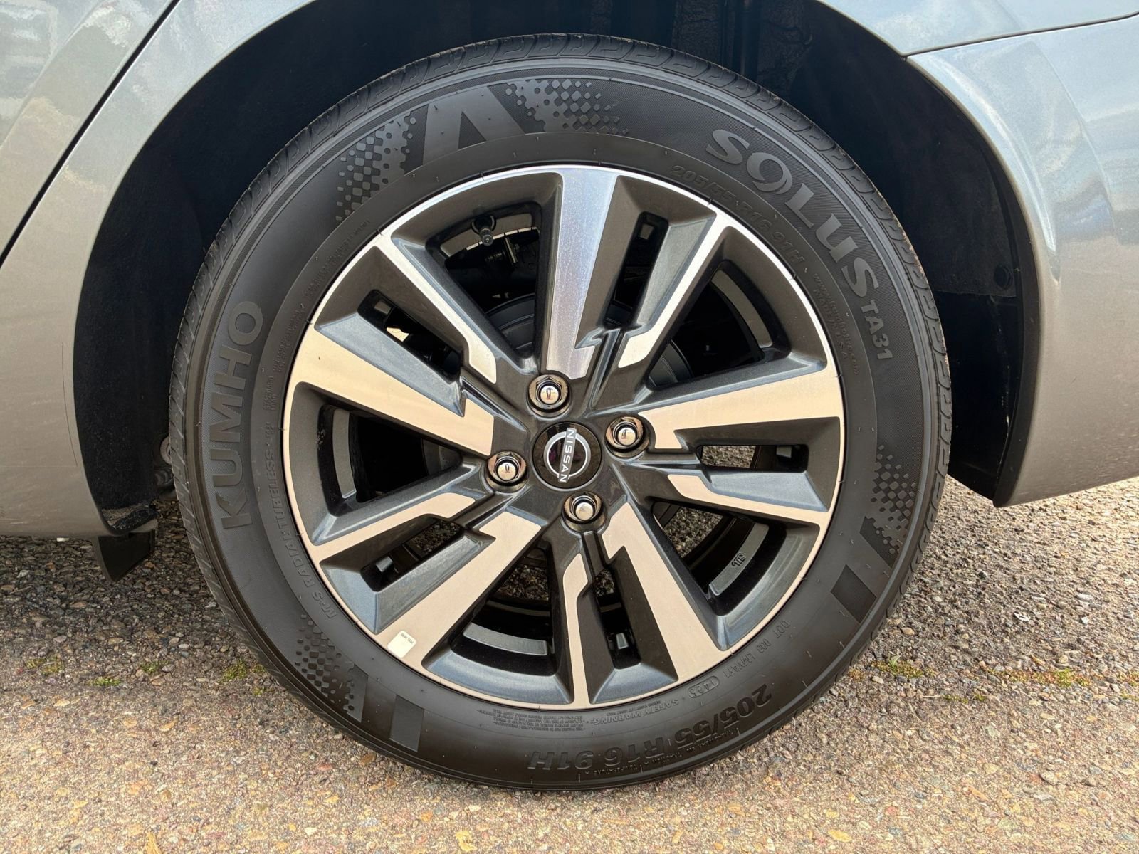 Used 2025 Nissan Versa SV image 28