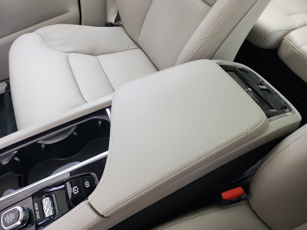 Used 2020 Volvo XC90 T5 Momentum w/ Protection Package Premier FWD image 31